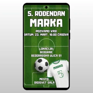 Fudbalska lopta na zelenoj travi